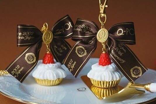 Q-pot.新作“ショートケーキ”ネックレスやバッグチャーム、20周年ロゴのリボン付き