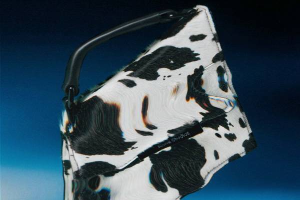 アクネ ストゥディオズ「ディストーションバッグ」新作、“ふわふわ”カウ柄やクロコ調