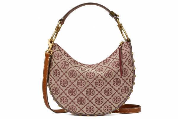トリー バーチ 「T モノグラム」新作バッグ、“こっくり秋色”曲線状ショルダーやトート