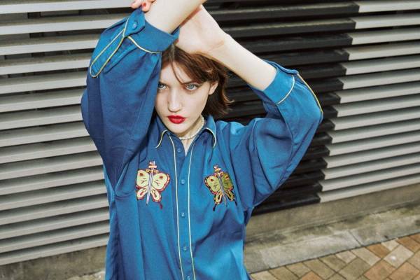 ジュエティ×アニメ「ジョジョの奇妙な冒険 ストーンオーシャン」空条徐倫の“蝶刺繍”シャツ