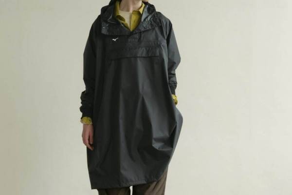マーガレット・ハウエル×ミズノ、“オールブラック”のレインポンチョ＆レイントラウザーズ