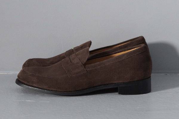 ジョセフ チーニー、スエード素材で仕上げたロク別注ローファー