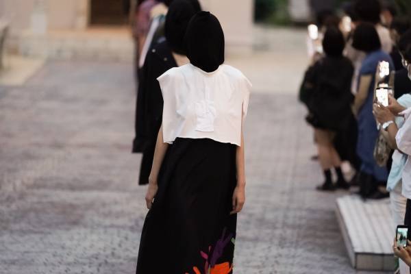 ミツル オカザキ 2023年春夏コレクション、夕陽に捧げるピースサイン