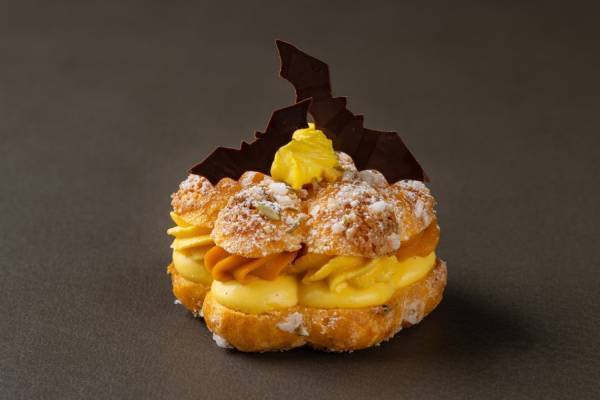 グランド ハイアット 東京のハロウィンスイーツ、“かぼちゃ”型パリブレスト&紫芋モンブラン