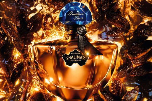 ゲラン人気香水「シャリマー」に新作、“まるで塩キャラメル×チョコの香り”芳醇なトンカビーンが主役