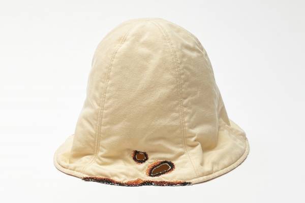 ダブレット×キジマ タカユキ×ミッドウエスト“街でも被れる”サウナハット、燃えた焦げを刺繍で表現