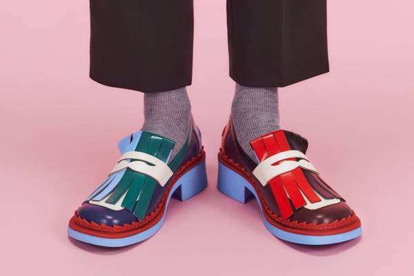 カンペール22年秋冬新作、”左右非対称”デザインのタッセルローファー&厚底ヒールローファー