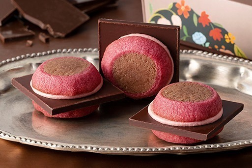 宝石スイーツの「ベリールビーカット」苺クリームとミルクチョコが“はみ出る”新作ショコラサンド
