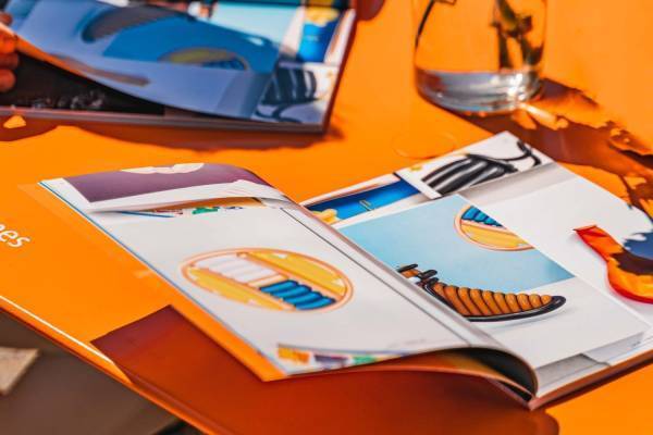 エルメス「ルモンドキオスク」東京の丸ビル前で、機関誌『エルメスの世界』を紹介するイベント