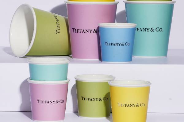 ティファニー新作コーヒー カップ＆エスプレッソ カップ、“ペーパーカップ”風デザインのカラフル磁器