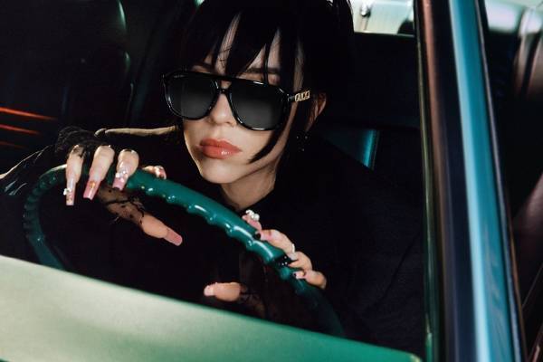 グッチ新作アイウェア“GUCCI”ロゴが輝くサングラス、モデルにビリー・アイリッシュ