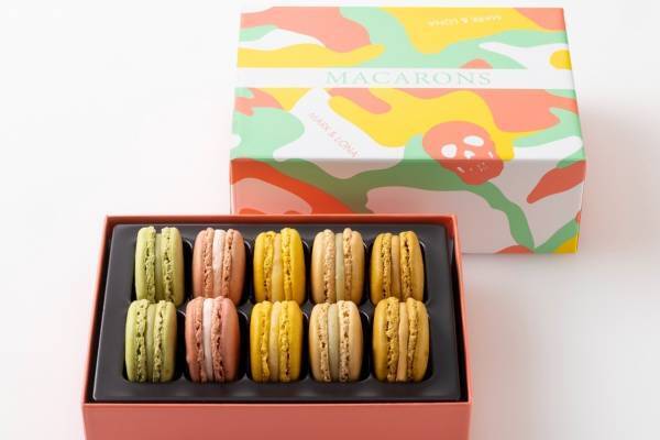 ピエール・エルメ・パリ×マーク ＆ ロナ、“ホールインワン”マカロンやゴルフボールチョコなど