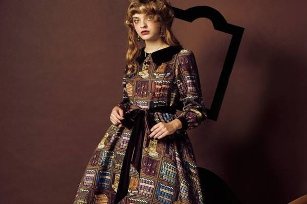 Q-pot. Dress新作“チョコレートの本棚”柄ワンピース、ベロア素材のベルト付き