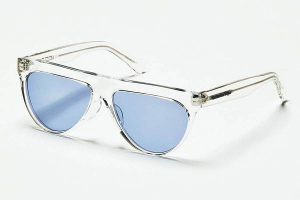 金子眼鏡×オニツカタイガーのサングラス、光沢のあるクリアフレームをオーバーサイズで