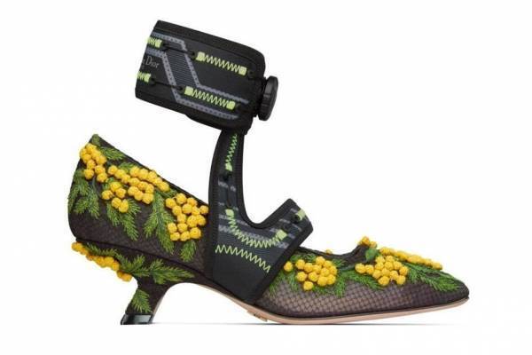 「ディオール 62-22」パンプス、“ミモザ”の花が咲く刺繍デザインや“サンゴ”モチーフなど