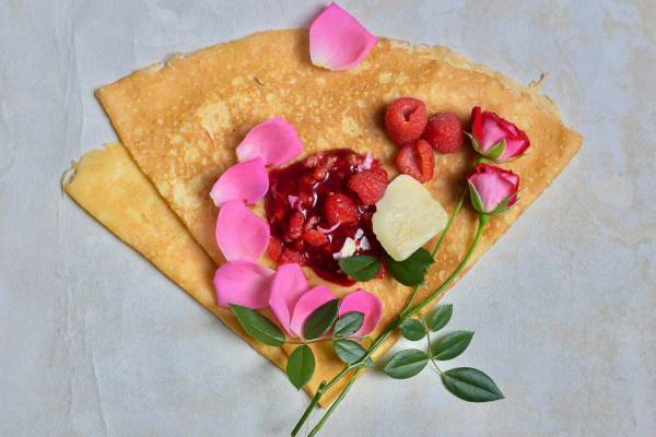 クレープ専門店「イクアリー」の“薔薇の香りをほおばる”限定クレープ、伊勢丹新宿店で