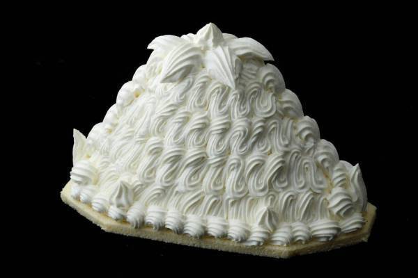 パレスホテル東京のクリスマスケーキ2022、“チョコBOX付き”深紅のベリーケーキ&雪山モンブラン