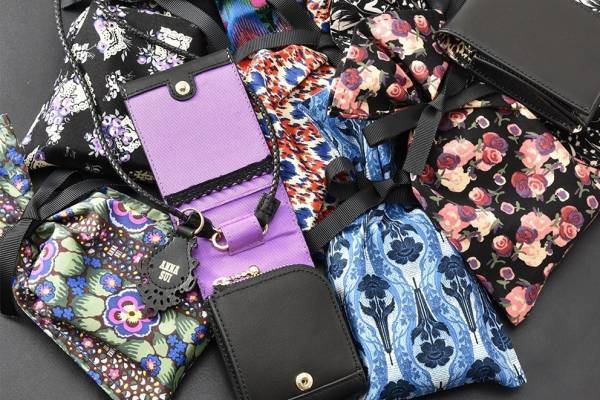 アナ スイ“ナノサイズ”の新作ショルダーマルチケース、カラフルな巾着とセットで