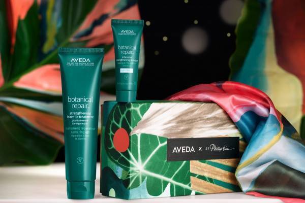 アヴェダ×3.1 フィリップ リムの22年クリスマスコフレ、植物柄のヘアケア＆ヘアブラシセット