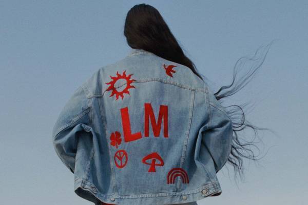 アクネ ストゥディオズのデニムカスタムサービス、ジーンズ＆ジャケットに英数字など自由に刺繍