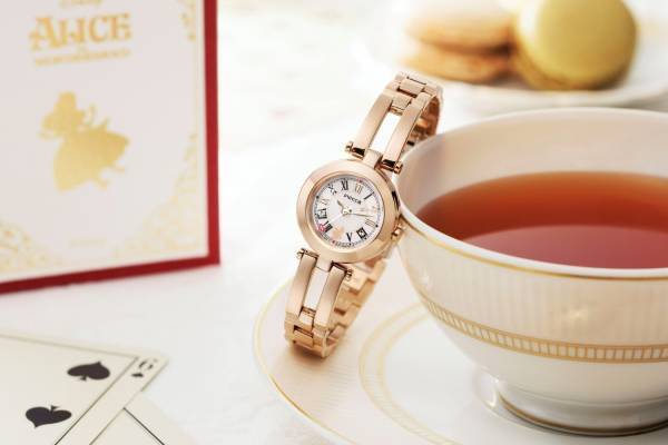 ウィッカからディズニー『ふしぎの国のアリス』新作腕時計、“ハートの⼥王”や白うさぎがモチーフ