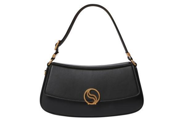 ステラ マッカートニーの新シンボル「S ウェーブ」90年代着想のバッグやスニーカー