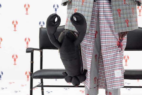 トム ブラウン新作“ロブスター”バックパック、上質レザー＆ストライプの裏地