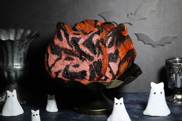 “ねこ型”高級食パン「ねこねこ食パン」“紫芋×ブラックココア”のダークなハロウィン限定フレーバー