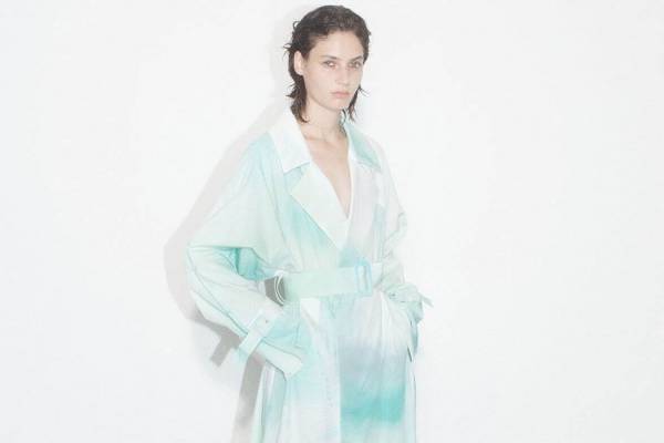 カナコ サカイ 2023年春夏コレクション - 風の名残、細波の空