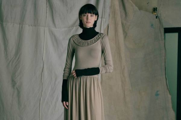 サトル ササキ、シャーリング華やぐロングドレス＆擦り染めのランダム模様ジャケットなど