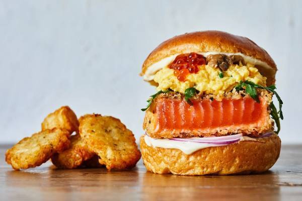 エッグスラット“厚さ3cm”レアサーモンカツのサンド、特製スクランブルエッグ入り