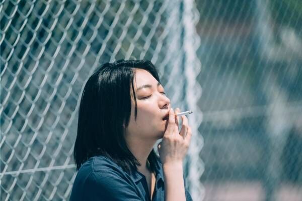 映画『そばかす』主演・三浦透子が“恋をしない”30歳に、恋愛至上主義の世界で自らと向き合う物語