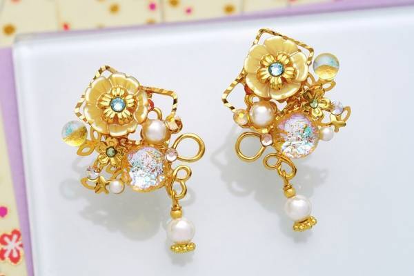 京都発“ピアスのようなイヤリング”「ぴあり」源氏物語“玉鬘”イメージの山吹色ガラスジュエリー