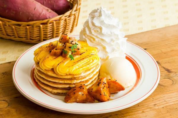 エッグスンシングス“さつまいも尽くし”の秋限定パンケーキ、蜜たっぷり大学芋&スイートポテト