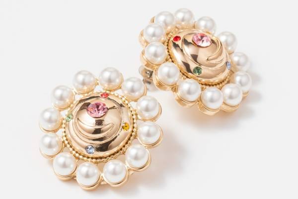 『美少女戦士セーラームーン』新作アクセサリー、“変身ブローチ”着想のイヤリングなどリキュエムから