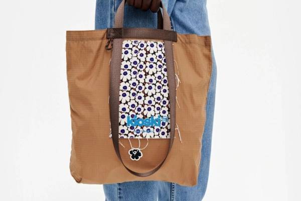 マリメッコ キオスキ 新「ファニーバッグ」シリーズ、ウニッコ柄フラップのトート&ショルダーバッグ