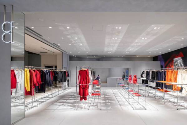 CFCL初の旗艦店が表参道に“レッドカラー”の限定ドレスやバッグ、東京ミッドタウン八重洲にも直営店