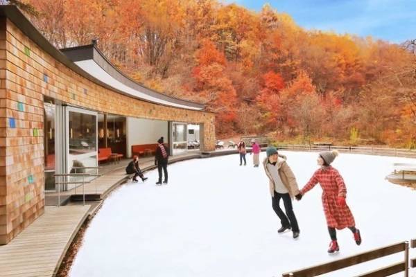 軽井沢星野エリア「ケラ池スケートリンク」”紅葉”と共にスケートを満喫、秋限定ドリンクも