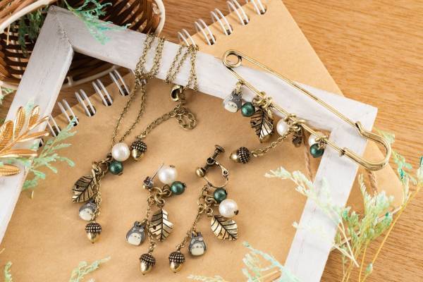 スタジオジブリ作品「となりのトトロ」の“どんぐり”アクセサリー、森の中をトトロがかくれんぼ