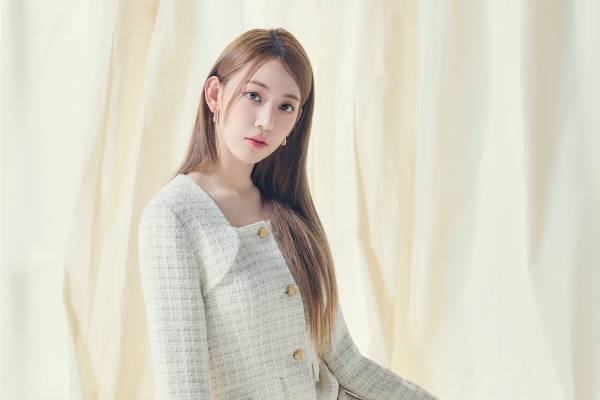 リリー ブラウン×宮脇咲良の新作「ツイードミニワンピース」ラメを散りばめたツイード×ゴールドボタン