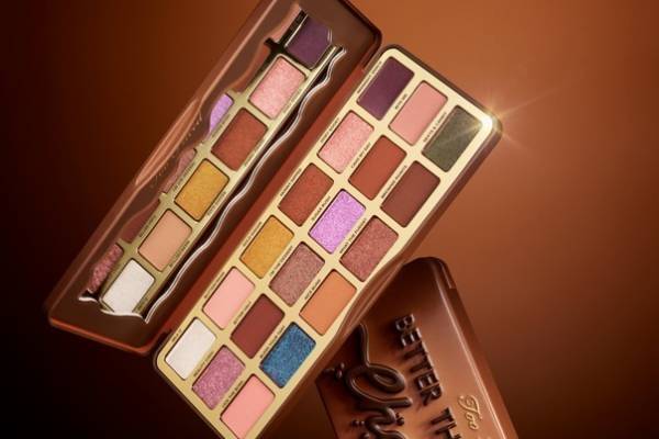 トゥー フェイスド22年秋コスメ“ココアカラー”の18色アイパレ&リップ、甘いチョコレートの香り