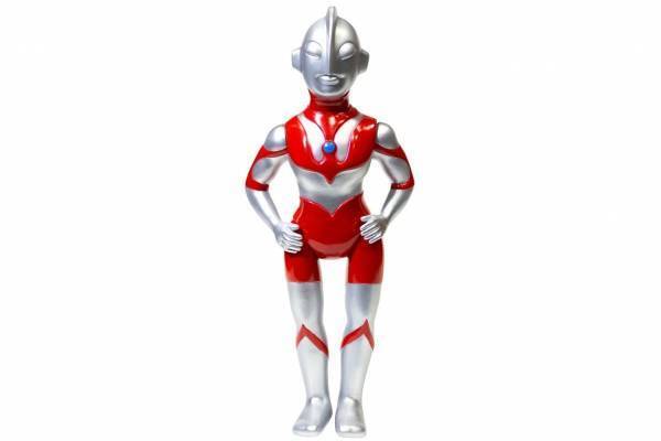 カラー×ウルトラマンのコラボ、限定色のソフビ人形や“スペシウム光線”プリントTシャツなど
