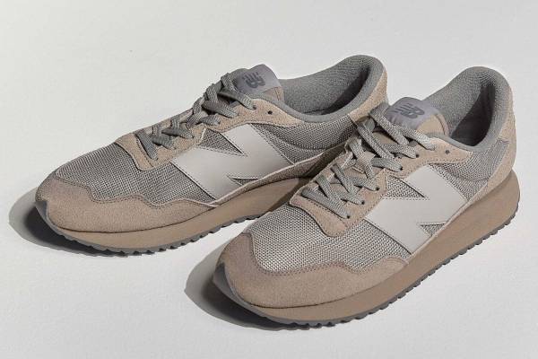ニューバランスのユナイテッド アローズ別注スニーカー「237」レトロ配色の異素材アッパー