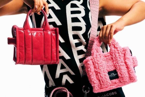 マーク ジェイコブス「ザ トート バッグ」に”マイクロサイズ”、ふわもこ素材&モノグラム柄のボディ