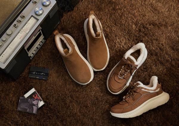 アグのシューズ「CA805 V2」から“もこもこ”インソールの新作レザースニーカー&ブーツ