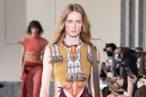 エトロ 2023年春夏ウィメンズコレクションをライブ配信