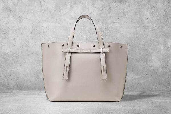 フルラのバッグ「スタッズカスタマイズ」イベント、伊勢丹新宿店 メンズ館で“好みのスタッズ”をカスタム