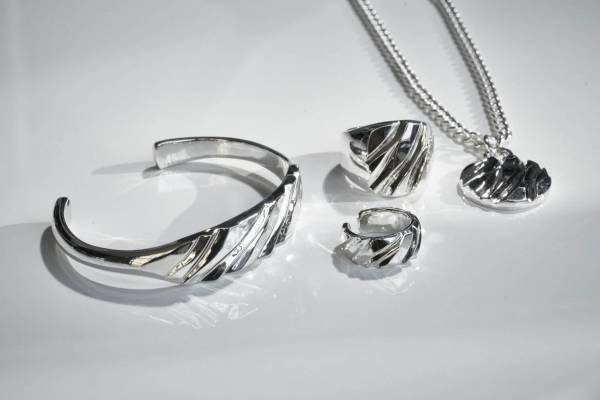 ガルニ新作ユニセックスジュエリー“幾何学な波模様”のペンダント＆リングなど
