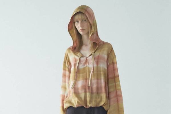 ウル、ツイード素材のスタジャン＆鮮やかな板染めキュプラのパーカーなど