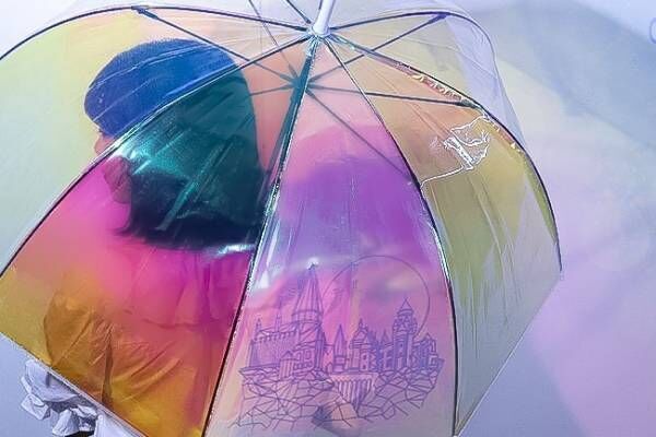 ホグワーツ城がオーロラのように煌めく雨傘、ハリー・ポッター マホウドコロから登場